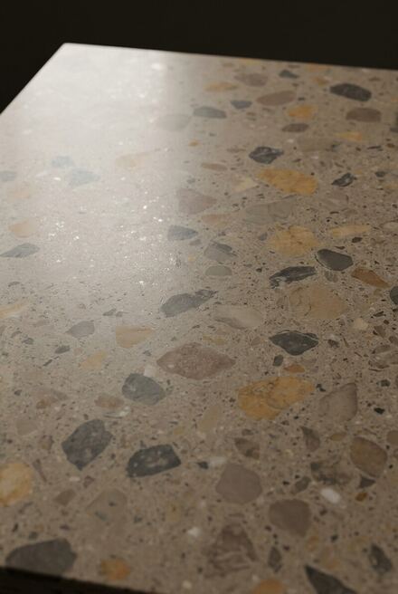 Nærbillede af terrazzo med spredte stenfragmenter
